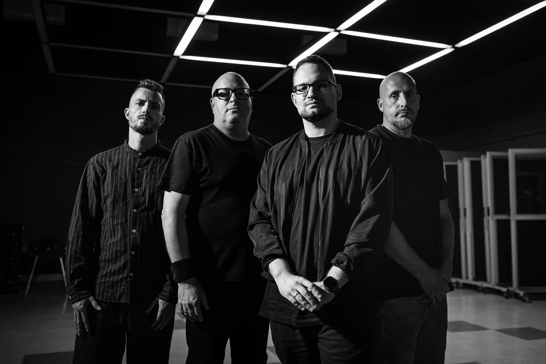 Radio For Skeletons unter dem Lichtraster des Aufnahmeraums: Carlo Wagner, Yaron Stavi, Michael Pietzsch und Timm Schreiner