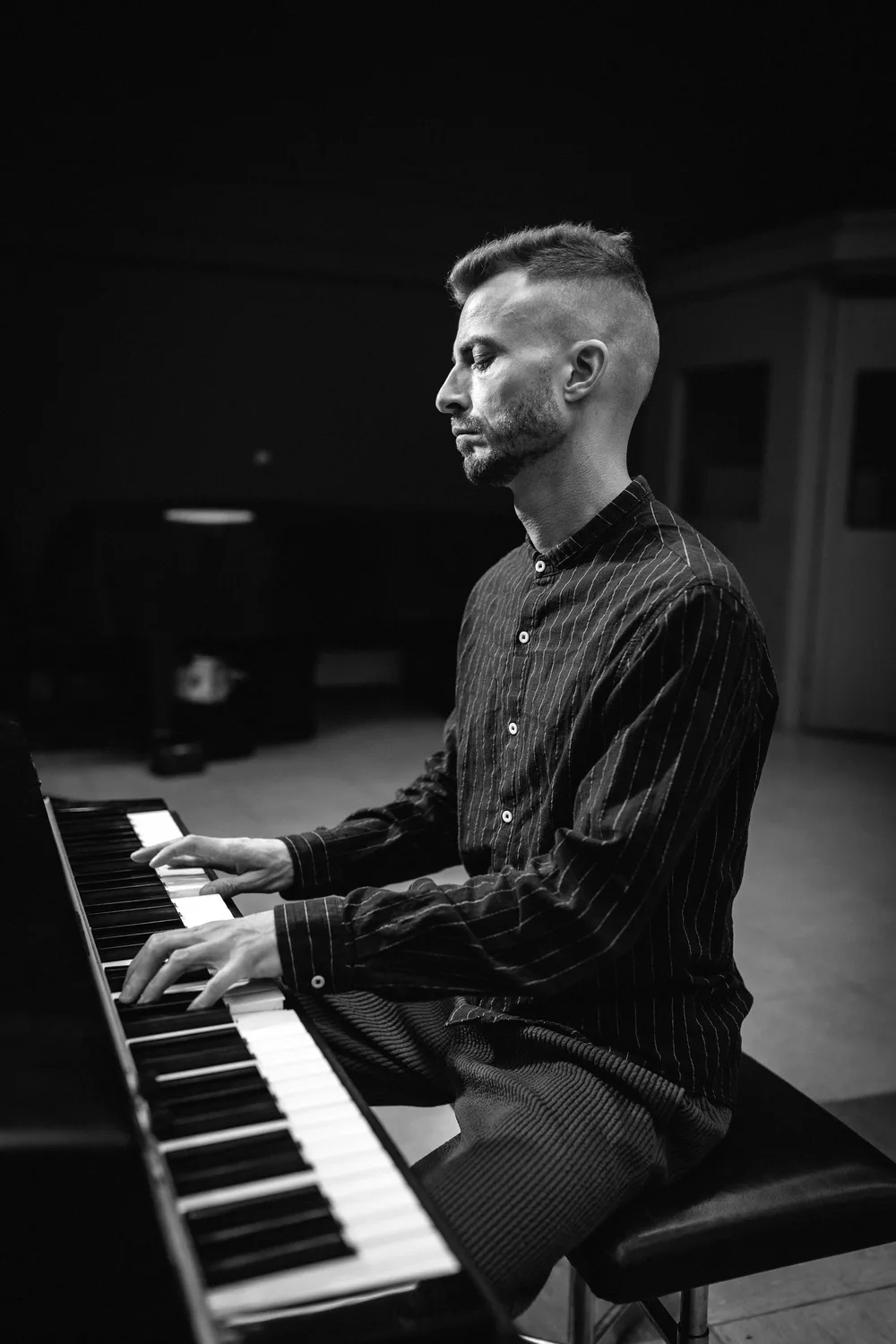 Carlo Wagner am Keyboard im Aufnahmeraum