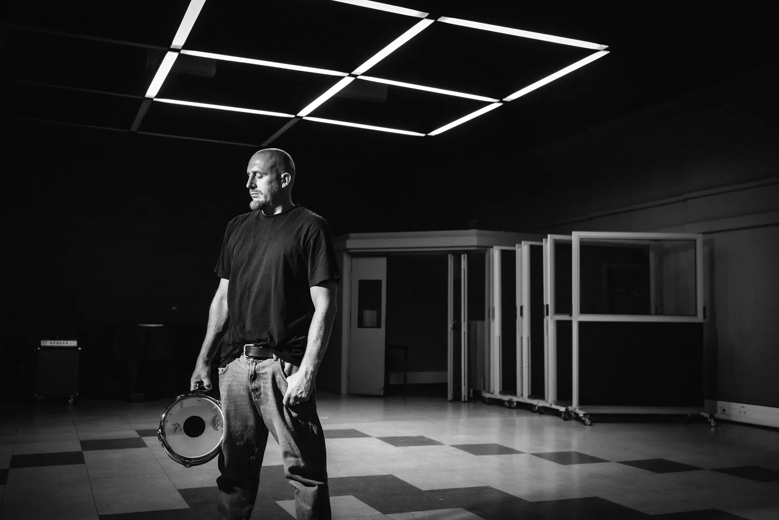 Timm Schreiner mit Snare im Aufnahmeraum